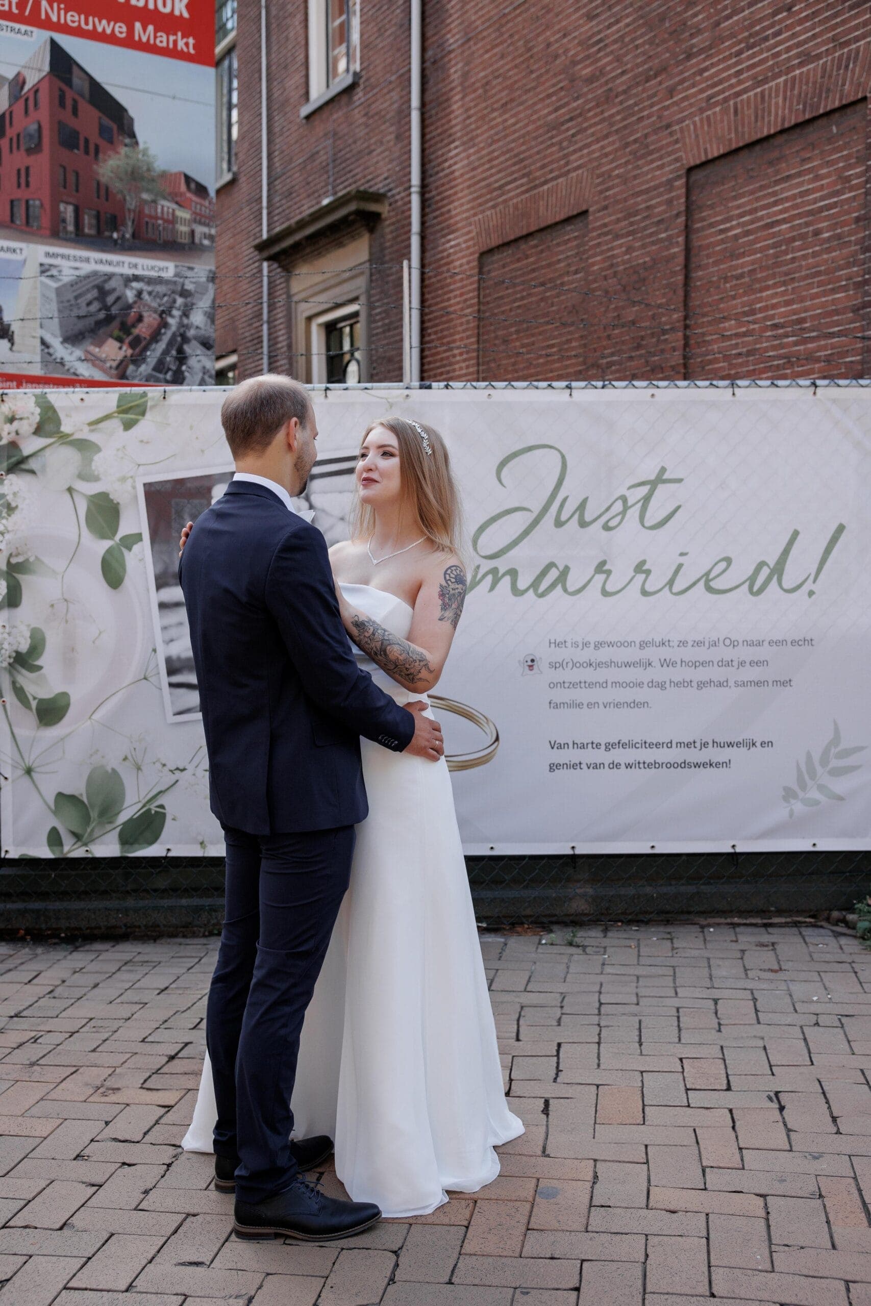Bruidspaar in gouden licht op een noordelijk landgoed