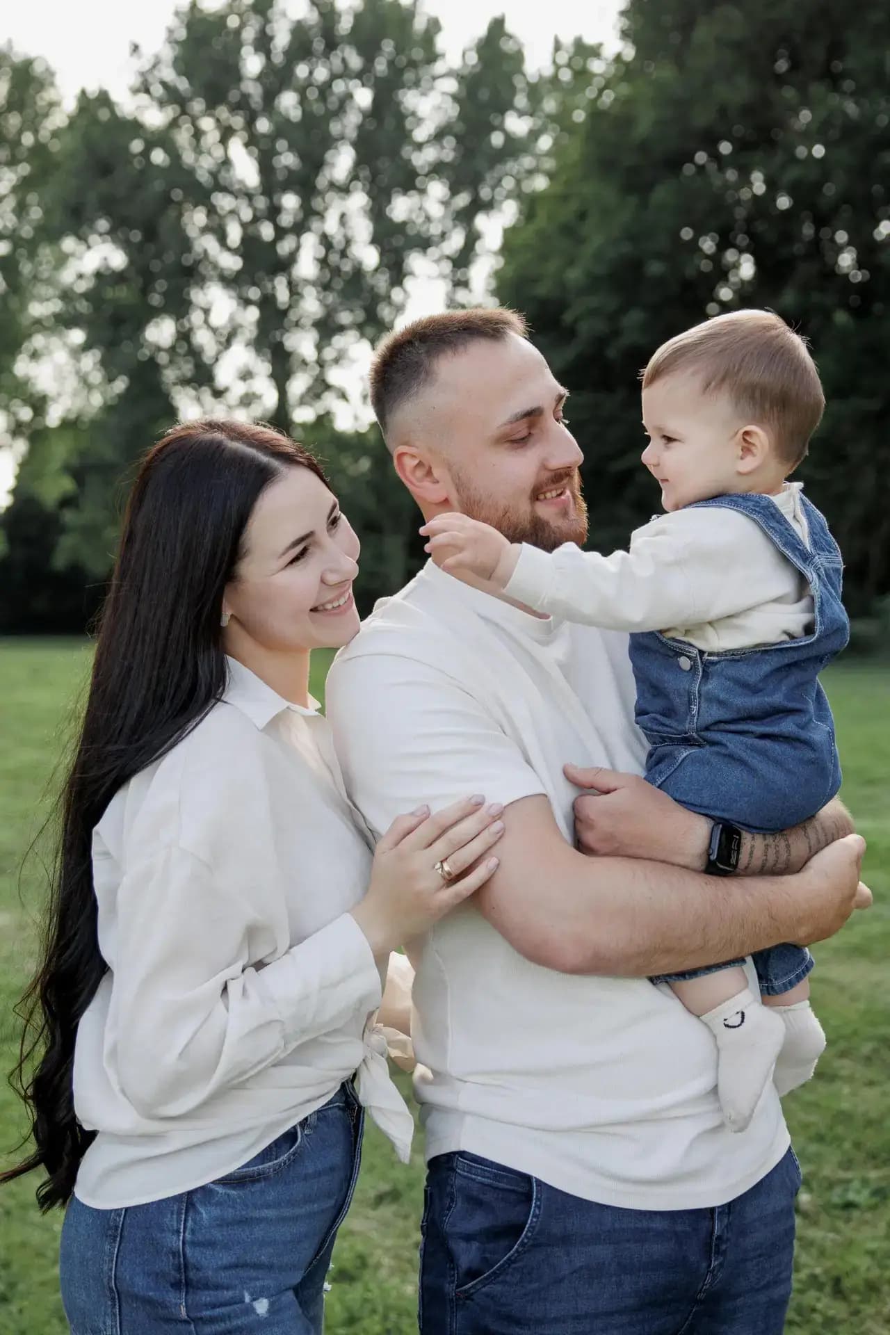 A family session full of warmth and small, true moments.