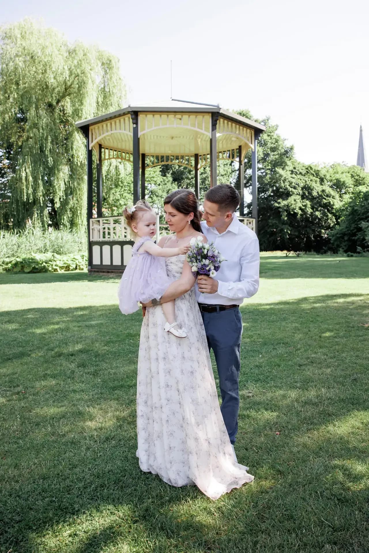 Family photographer Friesland: family together in a park setting