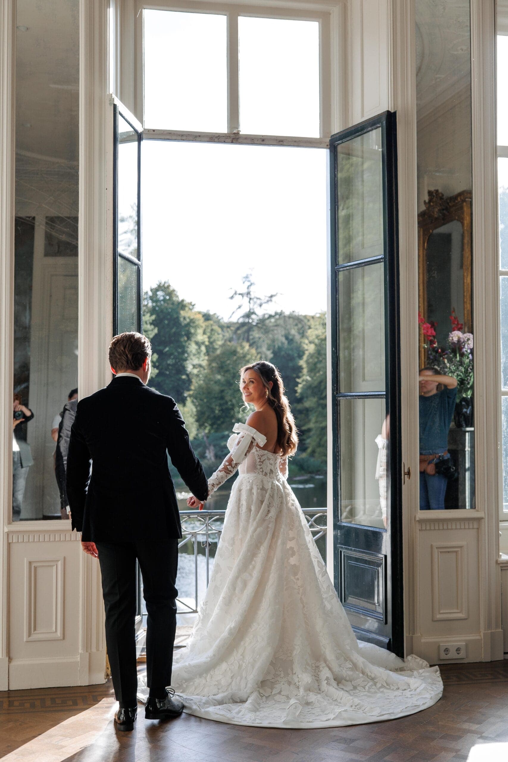 An estate celebration framed by old gardens and quiet luxury.