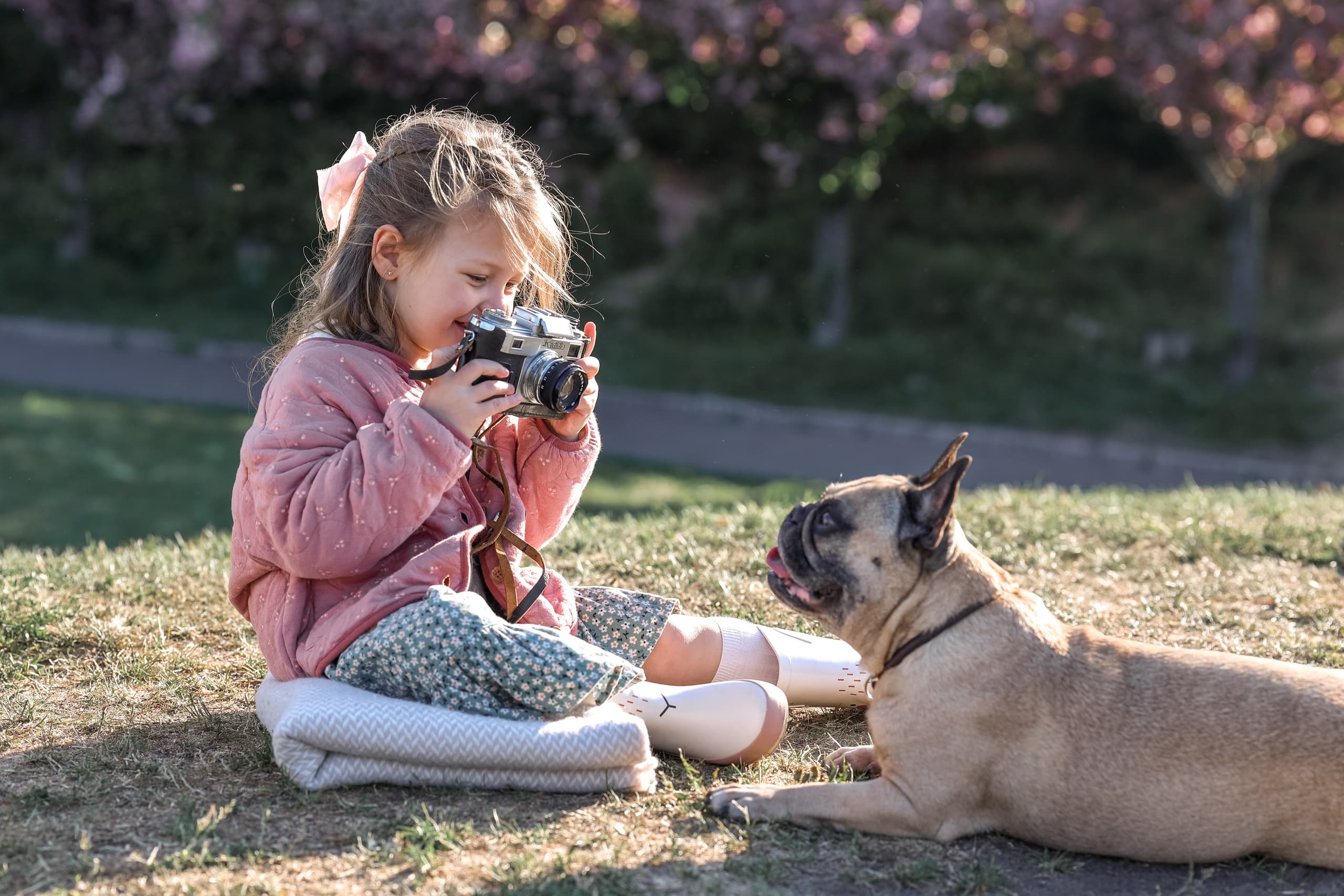 Een moeder en dochter die samen genieten van de lente in Kyiv.