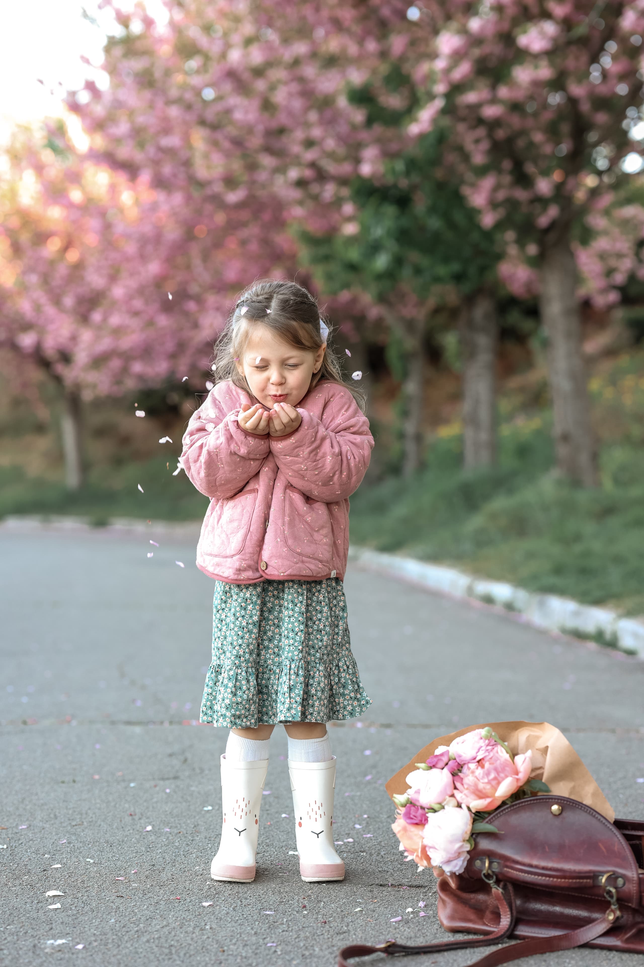Een moeder en dochter die samen genieten van de lente in Kyiv.
