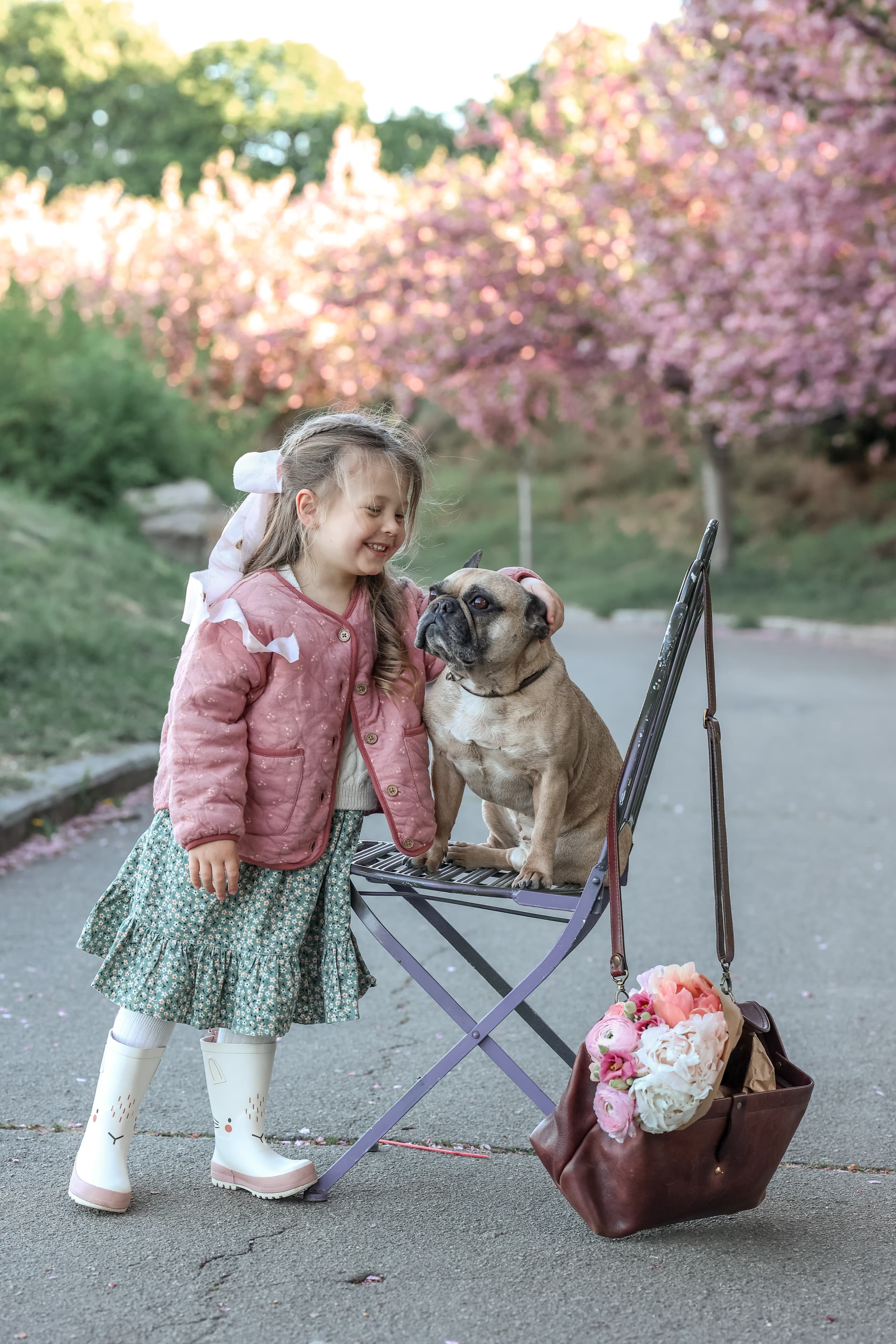 Een moeder en dochter die samen genieten van de lente in Kyiv.